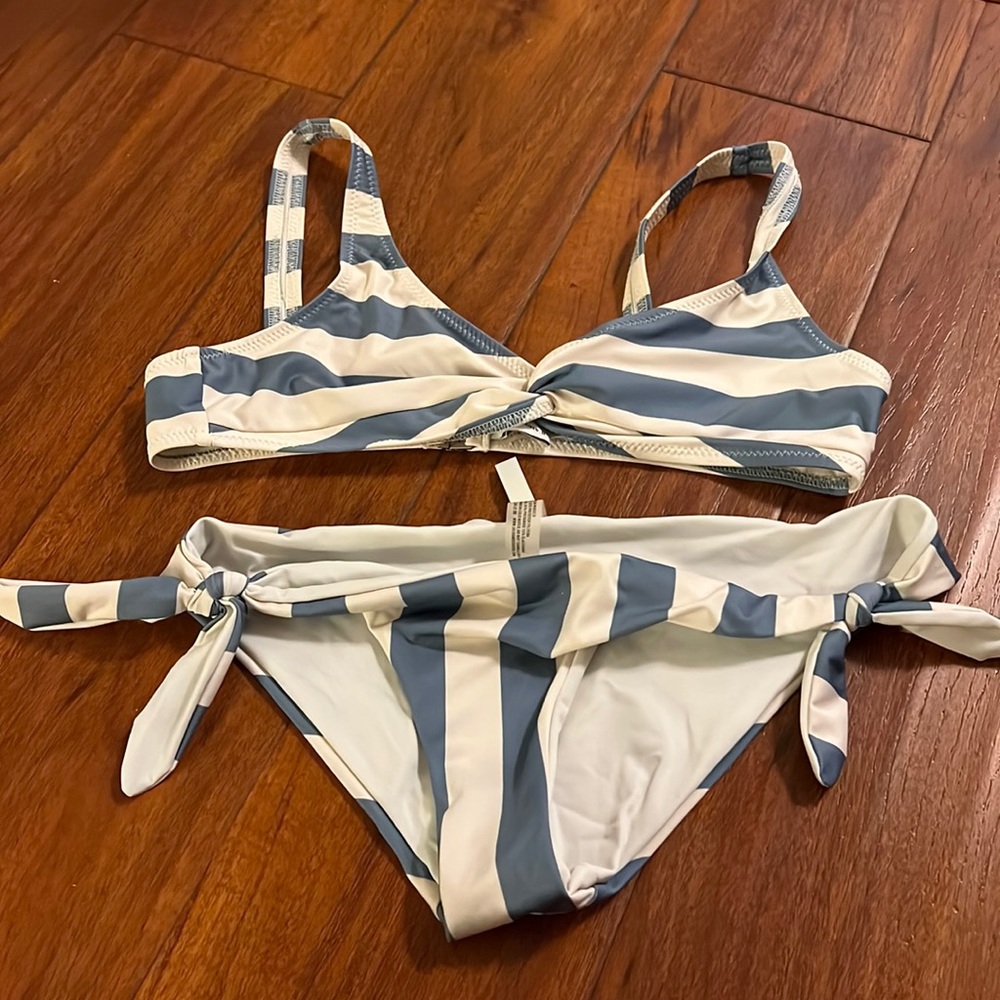 This versatile bottom (Small) and top (Medium) is perfect for every destination.
